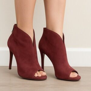 Stilettos Burgundy color. NWT 6 M
ESSEX 023-5980 TEXTILE